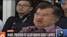 Sejak awal jalannya debat, JK tampak serius menonton sambil sesekali berbincang dengan Ketua Tim Ahli Wapres, Sofjan Wanandi.