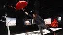 Elena Lopez mencoba menyentuh karya seni lego ‘Red Umbrella’ saat pratinjau pameran The Art of the Brick di California Science Center, Los Angeles, California, Amerika Serikat, Rabu (26/2/2020). Pameran ini menampilkan karya seniman kontemporer Nathan Sawaya. (AP Photo/Chris Pizzello)