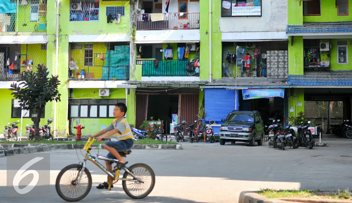 Sejumlah kendaraan terparkir di Rusun Muara Kapuk, Jakarta, Jumat (22/4/2016). Sebanyak 10 unit rusun yang kedapatan terindikasi diperjualbelikan disegel oleh Petugas. (Liputan6.com/Yoppy Renato)