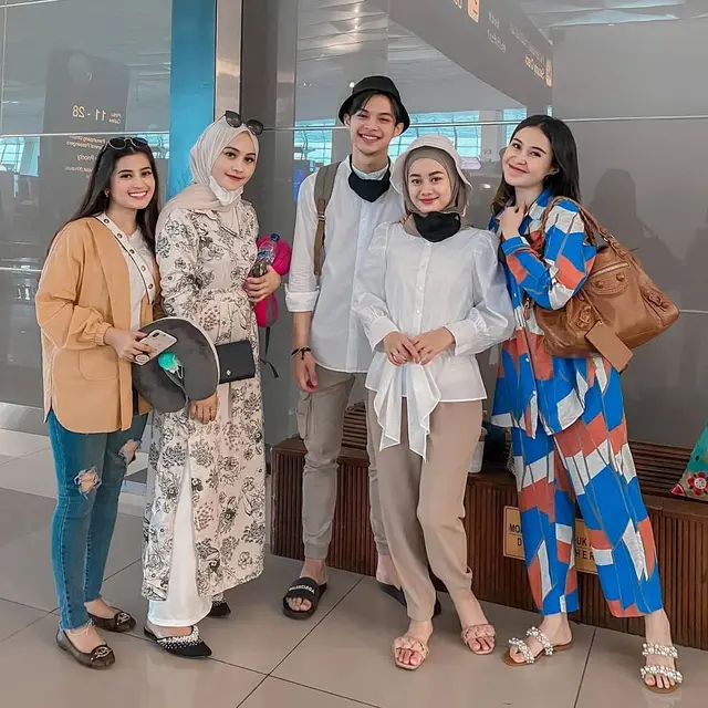 6 Gaya Simpel Dinda Hauw saat Honeymoon, Tetap Memesona