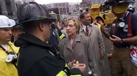 Hillary Clinton mendengarkan keterangan pemadam kebakaran saat 9/11 terjadi (Reuters)