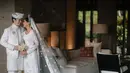 Busana pengantin Shenina Cinnamon terlihat megah dan mewah dengan veil panjang yang menjuntai