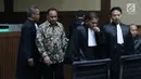 Ketua DPRD Kepulauan Sula Periode 2009-2014, Zainal Mus (kedua kiri) bersiap menjalani sidang perdana di Pengadilan Tipikor, Jakarta, Kamis (22/11). Sidang mendengarkan pembacaan dakwaan dari JPU KPK. (Liputan6.com/Helmi Fithriansyah)