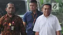 Gubernur Aceh Irwandi Yusuf didampingi petugas tiba di Gedung KPK, Jakarta, Rabu (4/7). Ketua Umum Partai Nanggroe Aceh (PNA) itu enggan memberikan komentar terkait penangkapannya. (Merdeka.com/Dwi Narwoko)