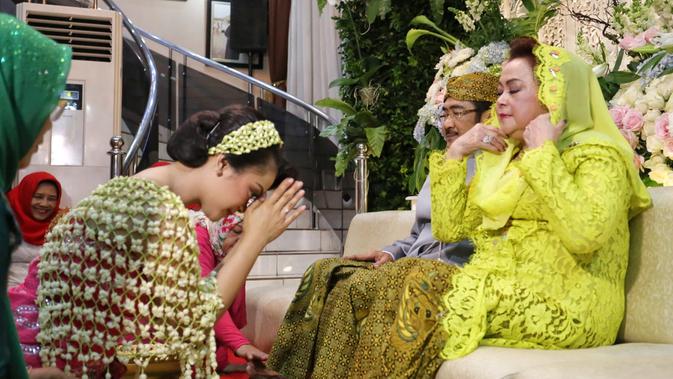 Proses Siraman Sheza Idris dari Air 7 Sumur - Celeb 