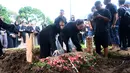 Selain Reza Arap, sejumlah kerabat dan sahabat Lula Lahfah juga tampak hadir mengiringi jenazah Lula Lahfah ke tempat peristirahatan terakhir. Tampak dalam foto, sejumlah kerabat dan sahabat menabur bunga di atas makam Lula Lahfah di Tempat Pemakaman Umum (TPU) Rawa Terate, Cakung, Jakarta Timur, pada Sabtu (24/1/2026). (Kapanlagi.com/Budy Santoso)