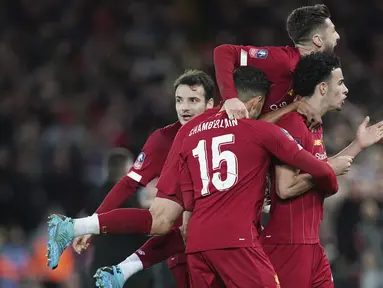 Gelandang Liverpool, Curtis Jones (kanan) berselebrasi usai mencetak gol ke gawang Everton pada pertandingan babak ketiga Piala FA di Anfield, Inggris, Minggu (5/1/2019). Liverpool menang tipis atas Everton 1-0. (AP Photo/Jon Super)