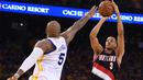 Portland Trail Blazers guard, C.J. McCollum (3) mencoba melakukan tembakan saat dihadang Golden State Warriors center, Marreese Speights (5) pada laga NBA Playoffs di Oracle Arena, Rabu (4/5/2016) WIB.  (Mandatory Credit: Kyle Terada-USA TODAY Sports)