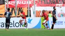 Pemain depan Persija, Reinaldo Elias Da Costa memeluk bola saat merayakan gol ke gawang PSM Makassar pada lanjutan Liga 1 Indonesia di Stadion Patriot Candrabhaga, Bekasi, Selasa (15/8). Laga berakhir imbang 2-2. (Liputan6.com/Helmi Fithriansyah)