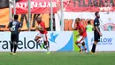 Pemain depan Persija, Reinaldo Elias Da Costa memeluk bola saat merayakan gol ke gawang PSM Makassar pada lanjutan Liga 1 Indonesia di Stadion Patriot Candrabhaga, Bekasi, Selasa (15/8). Laga berakhir imbang 2-2. (Liputan6.com/Helmi Fithriansyah)