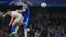 Pemain Chelsea John Terry (kanan) berduel udara dengan pemain Dynamo Kiev Junior Moraes pada lanjutan Liga Champion Grup G di Stadion Stamford Bridge, London, Rabu (4/11/2015) dini hari. Chelsea memang 2-1.(AFP PHOTO / Glyn Kirk)