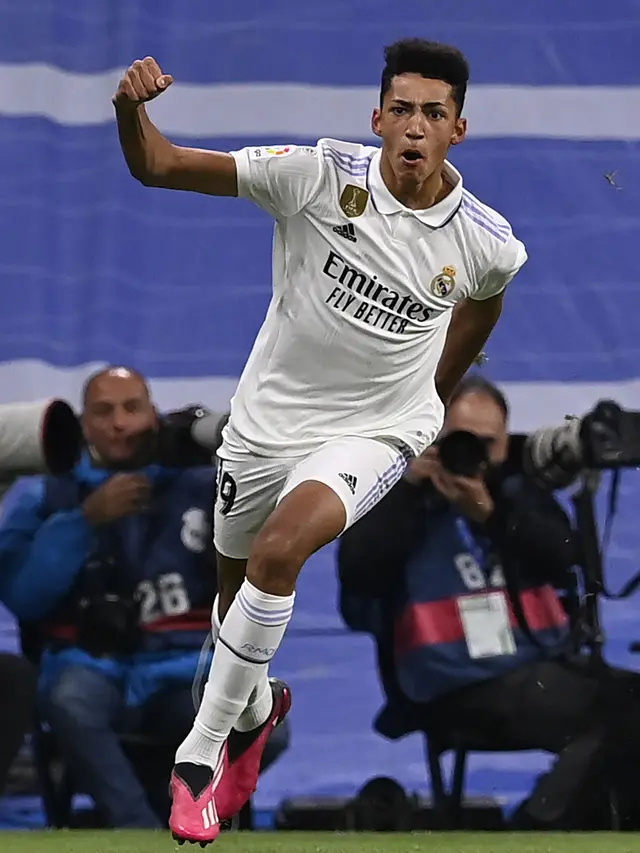 Foto: Momen Alvaro Rodriguez Selamatkan Los Blancos dari Kekalahan pada Derbi Madrid, Cetak Gol Cantik Melalui Sundulan