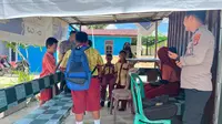 Personel Polda Kaltara menghampiri siswa SD yang tidak langsung pulang sekolah.