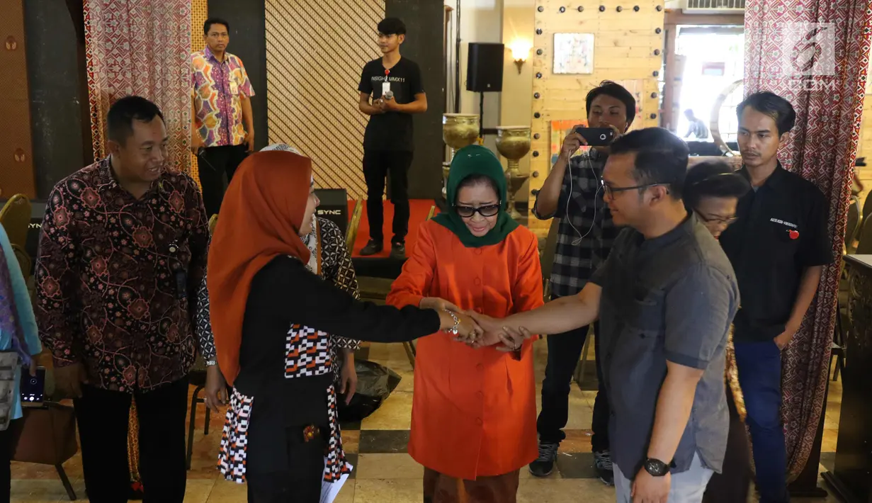 Panitia pernikahan Putri Presiden Joko Widodo, Kahiyang Ayu dan Bobby Nasution sedang melakukan tradisi pecah kendi saat geladi resik di Graha Saba, Solo, Senin (6/11). (Liputan6.com/Angga Yuniar)