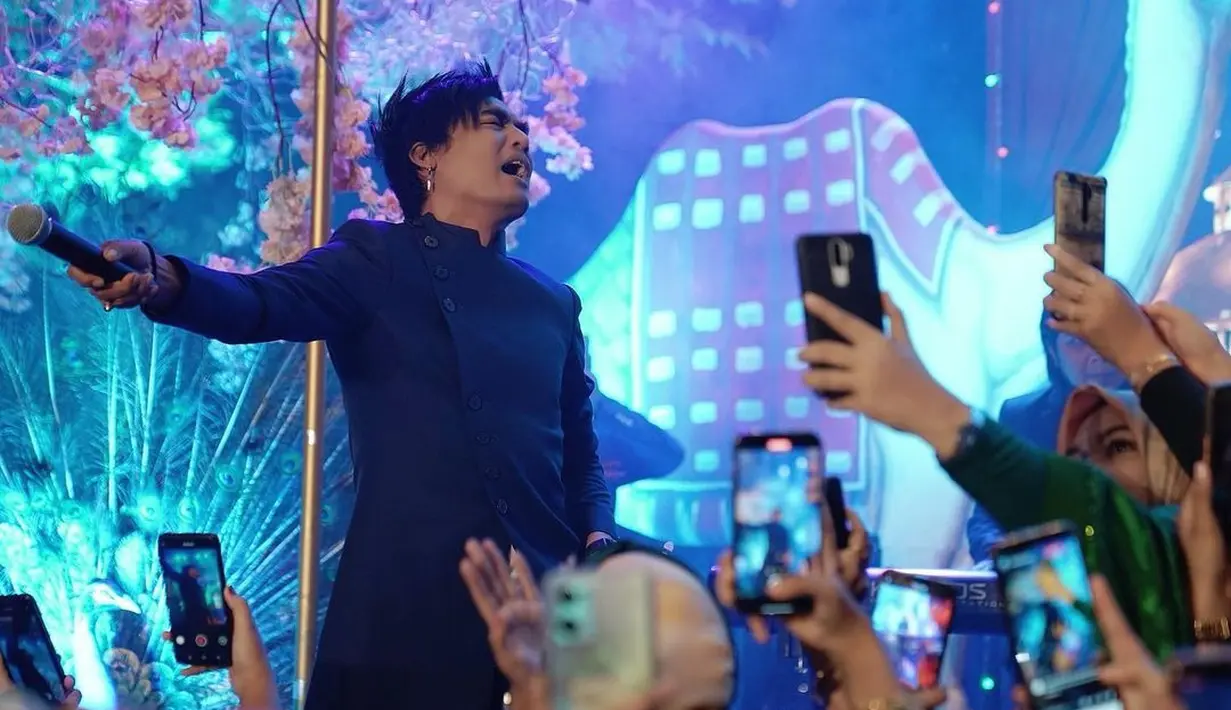 Penampilan Charly van Houten saat menghibur penonton di atas panggung. Mana suaranya setiakuhhhh ...... Tulis Charly di kolom komentar Instagram miliknya. Sebelum kecelakaan, mantan vokalis Band ST12 tersebut baru saja mendarat dari Bangka Belitung. Charly Van Houten ditemani sejumlah kru saat manggung di provinsi tersebut. (Instagram/charly_setiaku)