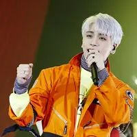 "Kami sudah mengambil foto dan video dari tempat penghormatan sehingga kalian bisa mengingat ruang yang telah kalian buat. Kami akan mengunggahnya melalui akun resmi SHINee," sambungnya. (Foto: Twitter.com/SHINee)
