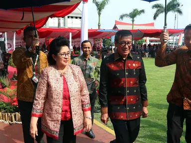 Menkes Nila F. Moeloek bersama Menkumham Yasonna H. Laoly tiba menghadiri peringatan Hari Aids Sedunia di Lapas Narkotika Kelas IIA Cipinang, Jatinegara, Jakarta Timur, Senin (17/12). (Liputan6.com/Johan Tallo)