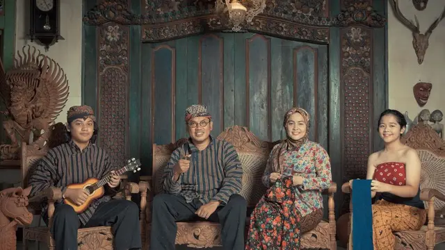 Potret Keluarga Uya Kuya Pakai Busana Tradisional Jawa. (Sumber: Instagram/astridkuya)