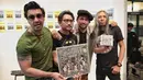 Personel band NAIF, David, Pepeng, Emil, dan Jarwo menunjukkan album "7 Bidadari" di Jakarta, Selasa (28/8). NAIF meluncurkan klip video single terbaru merek yang bertajuk 'Berubah'. (Liputan6.com/Faizal Fanani)