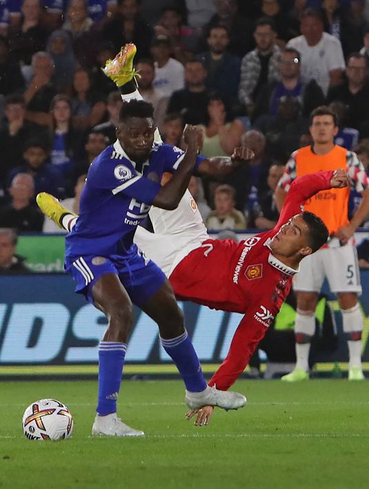 <p>Cristiano Ronaldo dimasukkan oleh Erig Ten Hag untuk menggantikan Jadon Sancho. CR7 mendapatkan peluang emas lewat tendangan saltonya pada menit ke-83. Sayang, bola masih melebar tipis dari sisi kiri gawang Leicester. (AP/Geoff Cadick)</p>