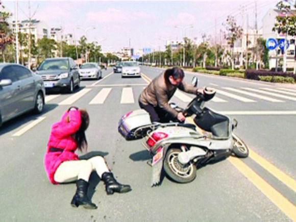 Zhao membantu setelah memotret korban kecelakaan | Photo copyright Rocketnews24.com