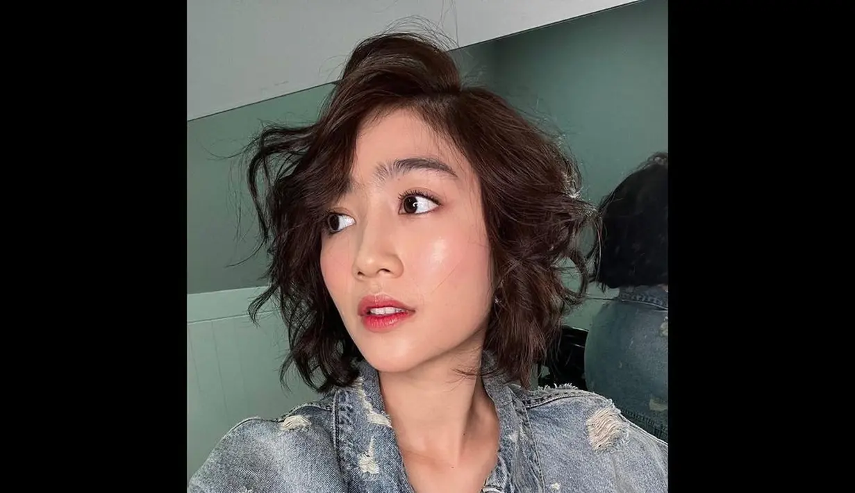 Pada 23 September lalu, pemeran Zara dalam sinetron Karena Aku Sayang itu mengunggah foto penampilan baru di instagramnya. Febby memperlihatkan dengan model rambut pendek. [Instagram/febbyrastanty]