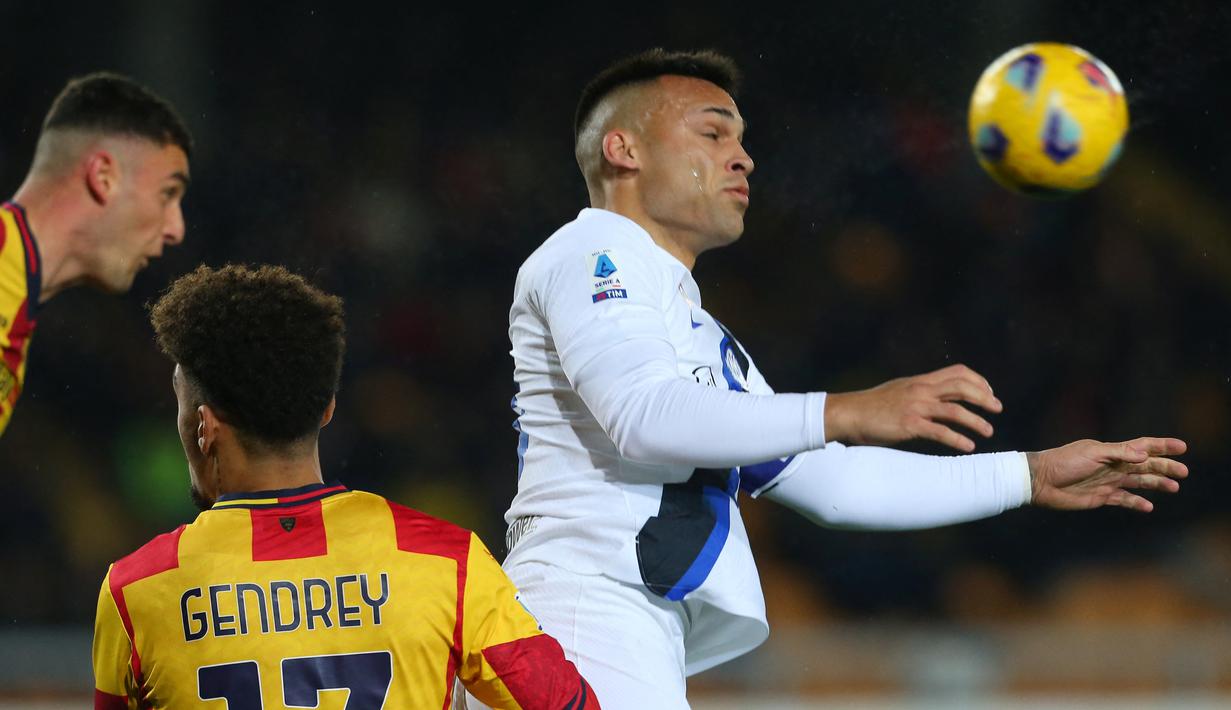 Pemain Inter Milan, Lautaro Martinez, menyundul bola saat melawan Lecce pada laga pekan ke-26 Serie A 2023/2024 di Ettore Giardiniero, Senin (26/02/2024). Lautaro Martinez mencetak dua gol saat melawan Lecce. Bomber asal Argentina itu menjebol gawang Wladimiro Falcone pada menit 15' dan 56'. (AFP/Carlo Hermann)