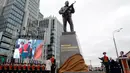 Suasana upacara peresmian patung Mikhail Kalashnikov di kota Moskow, Rusia (19/9). Mikhail Kalashnikov merupakan penemu senapan serbu AK-47. (AFP Photo/Maxim Zmeyev)