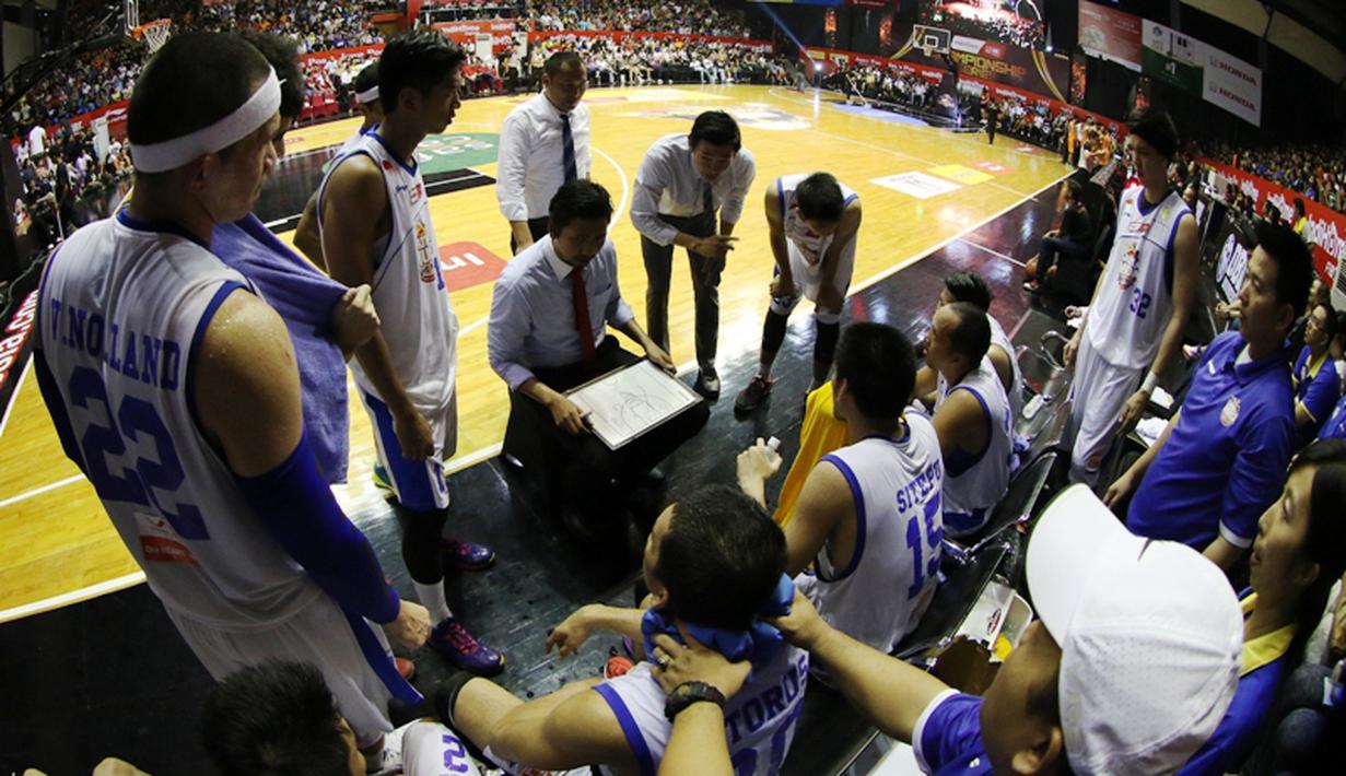 Pelatih Satria Muda Britama, Cokorda Raka Satrya Wibawa, sedang memberi pengarahan saat jeda pertandingan. (Bola.com/Arief Bagus)