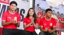 Pesepak bola muda Indonesia Arkhan Kaka, Shafira Ika dan Cahya Supriadi (kiri ke kanan) saat memberi keterangan terkait kolaborasi Free Fire x Timnas Indonesia di Jakarta, Kamis (13/3/2025). (Liputan6.com/Herman Zakharia)