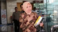 Panitera PN Jakarta Utara Rina Pertiwi berjalan keluar Gedung KPK, Jakarta, usai menjalani pemeriksaan, Selasa (2/8). Rina diperiksa sebagai saksi terkait kasus dugaan suap yang melibatkan pedangdut Saipul Jamil. (Liputan6.com/Helmi Afandi)