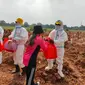 Penggali makam jenazah Covid-19 di TPU Pedurenan mendapatkan paket sembako yang diberikan Ketua Bhayangkari Daerah Metro Jaya. (dokumentasi Polda Metro Jaya)