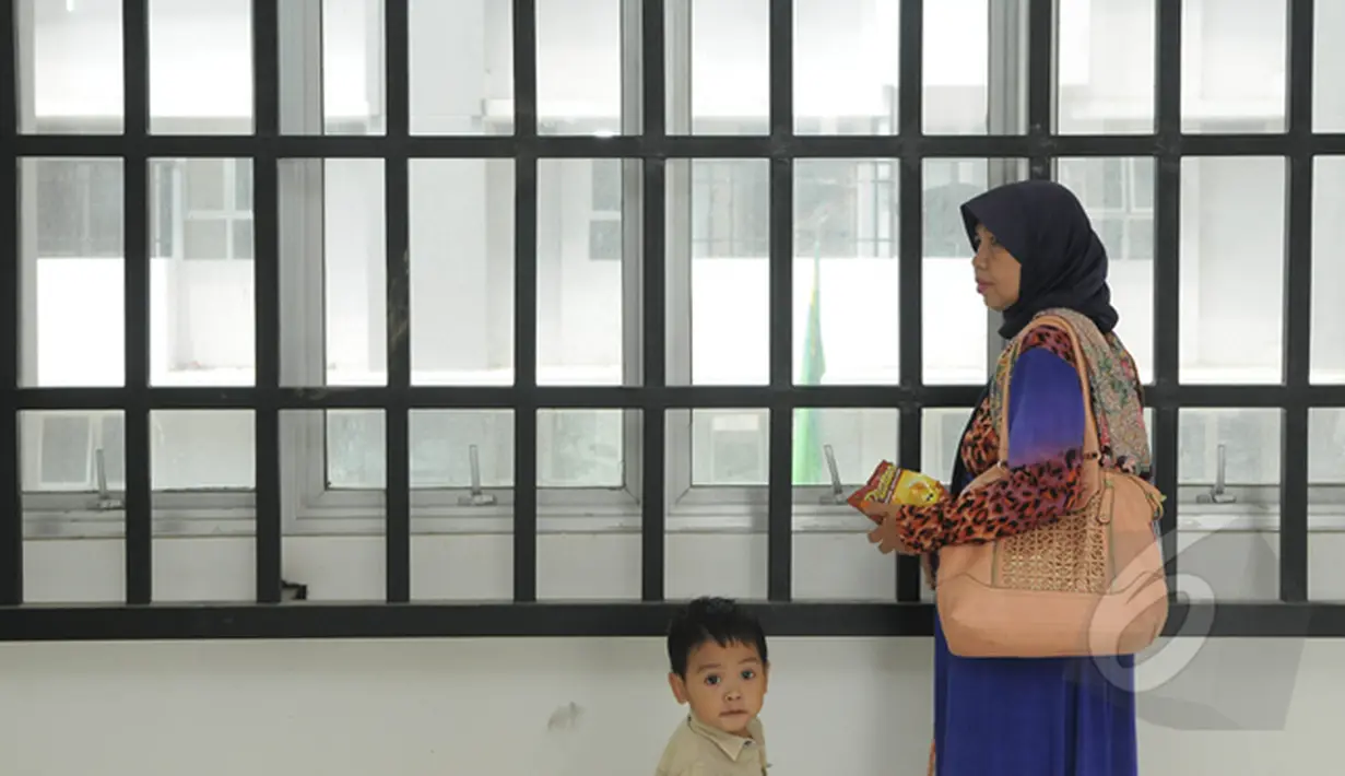 Seorang Wanita dan anak kecil berdiri di samping jendela bagian dalam rumah susun sederhana sewa (rusunawa) Tambora seusai diresmikan Gubernur DKI Jakarta Basuki Tjahaja Purnama, Jakarta, Selasa (24/2/2015). (Liputan6.com/Herman Zakharia)