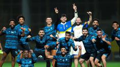 Superstar Portugal, Cristiano Ronaldo melakukan sesi foto bersama setelah merayakan pesta kecil bersama rekan-rekannya di Al Nassr, Senin (6/2/2023). (Twitter/Al Nassr FC)