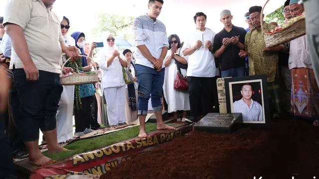 Pemakaman Donny Kesuma. [Foto: Budy Santoso/KapanLagi]