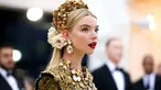 Anya Taylor-Joy sukses bikin publik terkesima saat hadiri Met Gala 2018 lalu. Ia tampil memesona dengan gaun Dolce & Gabbana berhias renda emas dengan hiasan kepala penuh bunga. (Liputan6.com/IG/@anyataylorjoy)