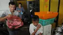 Ayah Sony Wakwaw mempersiapkan barang yang akan dibawa oleh Sony ke rumah barunya. Foto diambil pada Kamis (4/12/2014). (Liputan6.com/Herman Zakharia)