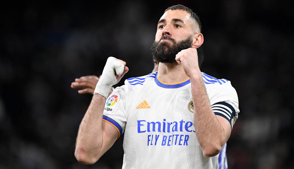 Karim Benzema mulai mengenakan perban di telapak tangan kanannya usai mengalami cedera patah jari kelingking saat laga Liga Spanyol musim 2018/2019. (AFP/Pierre-Philippe Marcou)