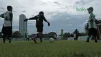 Anak-anak sekolah sedang melakukan pemanasan sebelum berlaga pada ajang MILO Football Championship 2018 di Lapangan Panahan GBK, Jakarta, (24/3/2018). Sekitar 128 Sekolah Dasar di Jakarta ikut ambil bagian pada ajang tersebut. (Bola.com/Nick Hanoatubun)