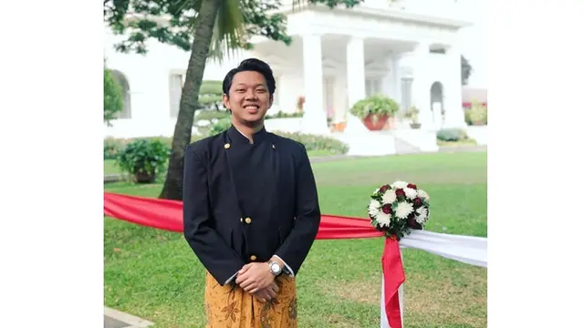 7 Potret Bayu Skak dalam Busana Tradisional Hingga Batik, Bangga Jadi Anak Indonesia