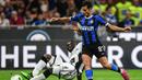 Gelandang Inter Milan, Antonio Candreva, menghindari tekel bek Udinese, Nicholas Opoku, pada laga Serie A 2019/20 di Stadion San Siro, Milan, Sabtu (14/9). Inter menang 1-0 atas Udinese. (AFP/Miguel Medina)
