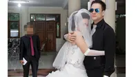 Kenakan Baju Pengantin Bersama Wanita, Bertrand Antolin Menikah?