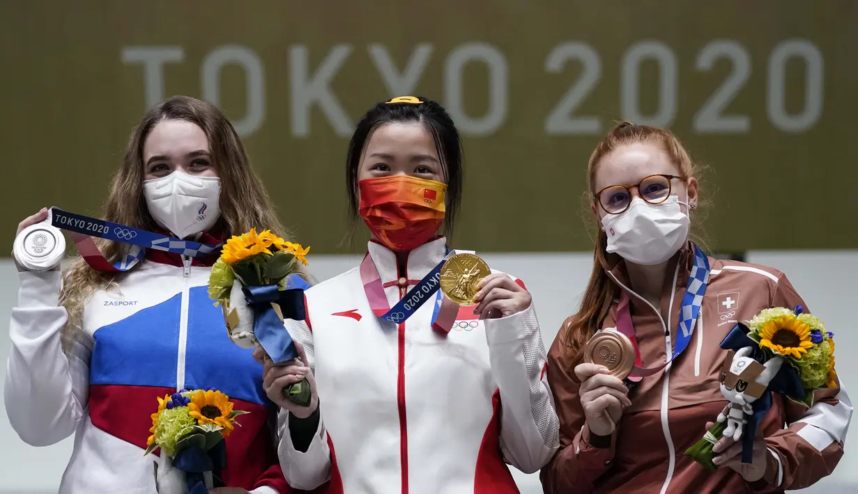 Yang Qian mengungguli wakil Komite Olimpiade Rusia (ROC), Anastasiia Galashina yang mendapatkan medali perak dan atlet Swiss, Christen Nina yang berhak dengan medali perunggu. (Foto: AP/Alex Brandon)