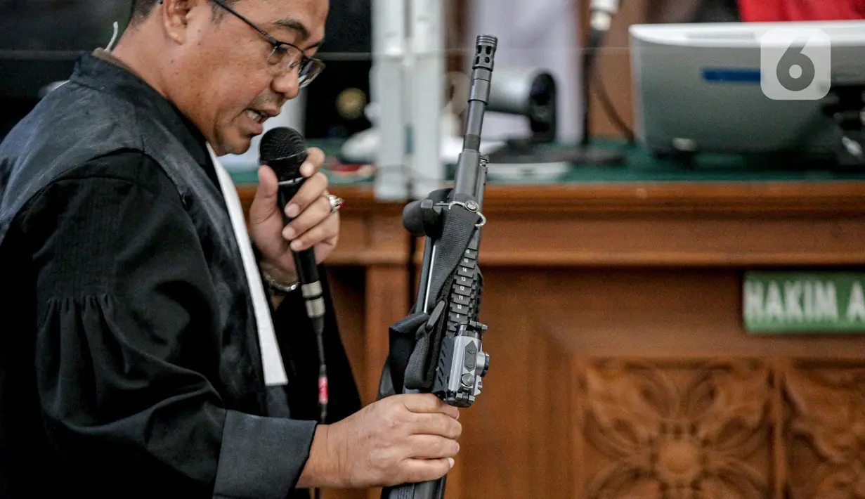 Jaksa menunjukkan barang bukti senjata Steyr AUG dalam sidang lanjutan kasus pembunuhan Brigadir Yosua Hutabarat atau Brigadir J dengan terdakwa Ferdy Sambo dan Putri Chandrawathi di PN Jakarta Selatan, Jakarta, Selasa (22/11/2022). Jaksa Penuntut Umum (JPU) menunjukkan beberapa senjata mulai dari senjata laras panjang AUG Steyr, senjata glock 17, hingga HS. (Liputan6.com/Faizal Fanani)