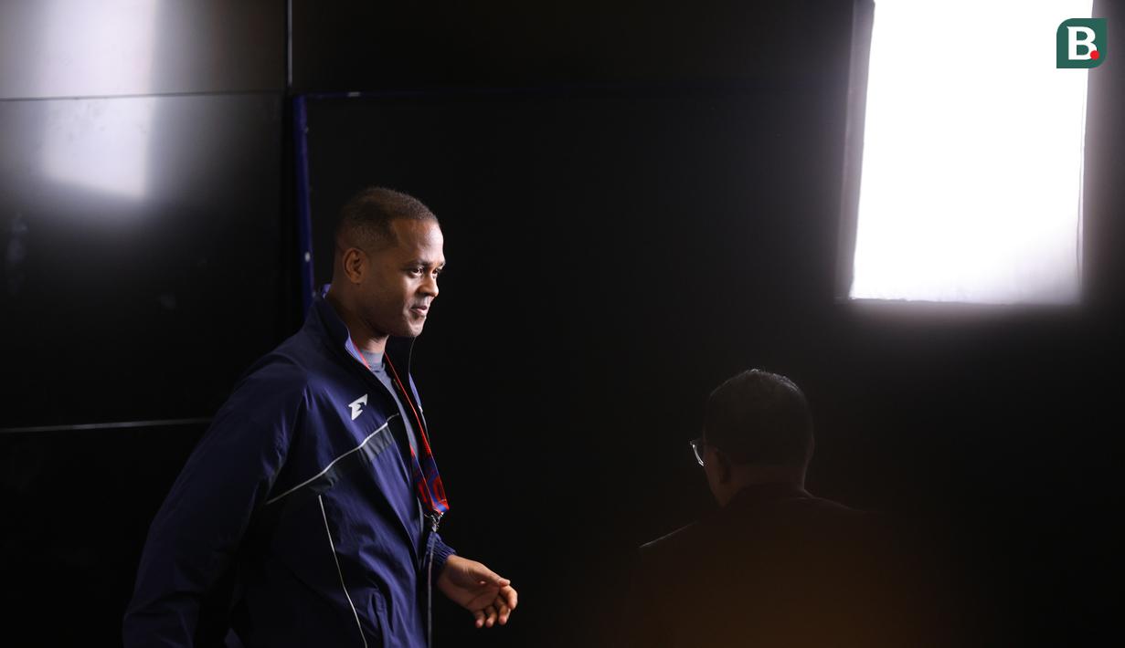 <p>Pelatih Timnas Indonesia, Patrick Kluivert meninggalkan ruangan setelah konferensi pers menjelang laga putaran ketiga Grup C Kualifikasi Piala Dunia 2026 di Stadion Utama Gelora Bung Karno (SUGBK), Senayan, Jakarta, Senin (24/03/2025). (Bola.com/Bagaskara Lazuardi)</p>