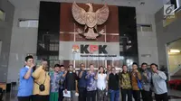 Sejumlah pemuka agama dari berbagai lembaga keumatan berfoto bersama dengan perwakilan pegawai KPK usai menyampaikan pernyataan sikap dukungan terhadap KPK di Jakarta, Selasa (10/9/2019). Mereka menolak usulan revisi Undang-Undang Nomor 30 Tahun 2002 tentang KPK. (merdeka.com/Dwi Narwoko)