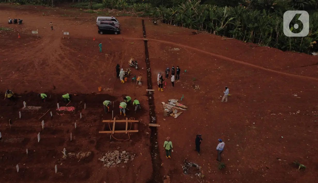 Foto udara memperlihatkan aktivitas pemakaman dengan protokol COVID-19 di TPU Pondok Ranggon, Jakarta, Sabtu (10/10/2020). Pemprov DKI Jakarta telah memperluas lahan TPU Pondok Ranggon sekitar 13.500 meter persegi untuk pemakaman jenazah dengan protokol COVID-19. (Liputan6.com/Helmi Fithriansyah)