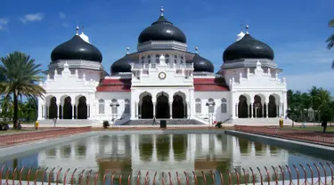Masjid Raya Baiturrahman di Banda Aceh merupakan salah satu masjid berarsitektur termegah di dunia. Mesjid ini juga merupakan salah satu mesjid tertua di Indonesia yang dapat menampung  hingga 9.000 jamaah. (Istimewa)
