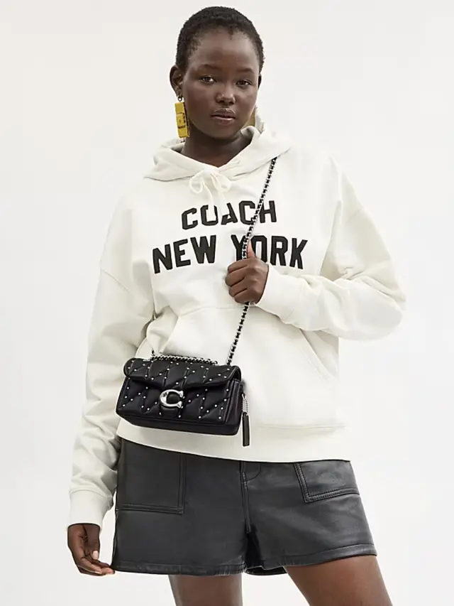 Koleksi Holiday 2024 dari Coach juga memperkenalkan camo print sebagai salah satu tren utama.