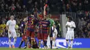 Pemain Real Madrid, Sergio Ramos, mendapat kartu merah setelah melanggar pemain Barcelona dalam laga La Liga Spanyol di Stadion Camp Nou, Barcelona, (2/4/2016). (AFP/Josep Lago)